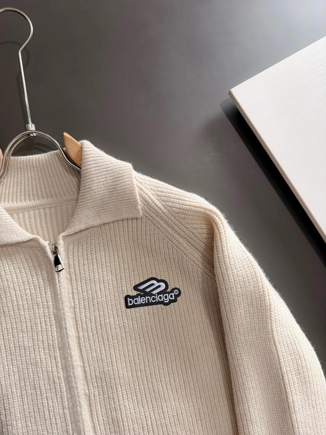Next day shipment P225 Balenciaga 2026 Autumn and Winter latest sweater from official website, now on sale at counters simultaneously Hot Sale! Specially made of wool blended fabric. It feels comfortable and can be directly in contact with the skin. The logo badge is exquisitely embroidered, which is extremely eye-catching! The details highlight the fashionable charm of big brands. Exquisite workmanship. Three-dimensional cutting style. The wearing effect is invincible and handsome! All three standards are complete! Sizes:M-3XL